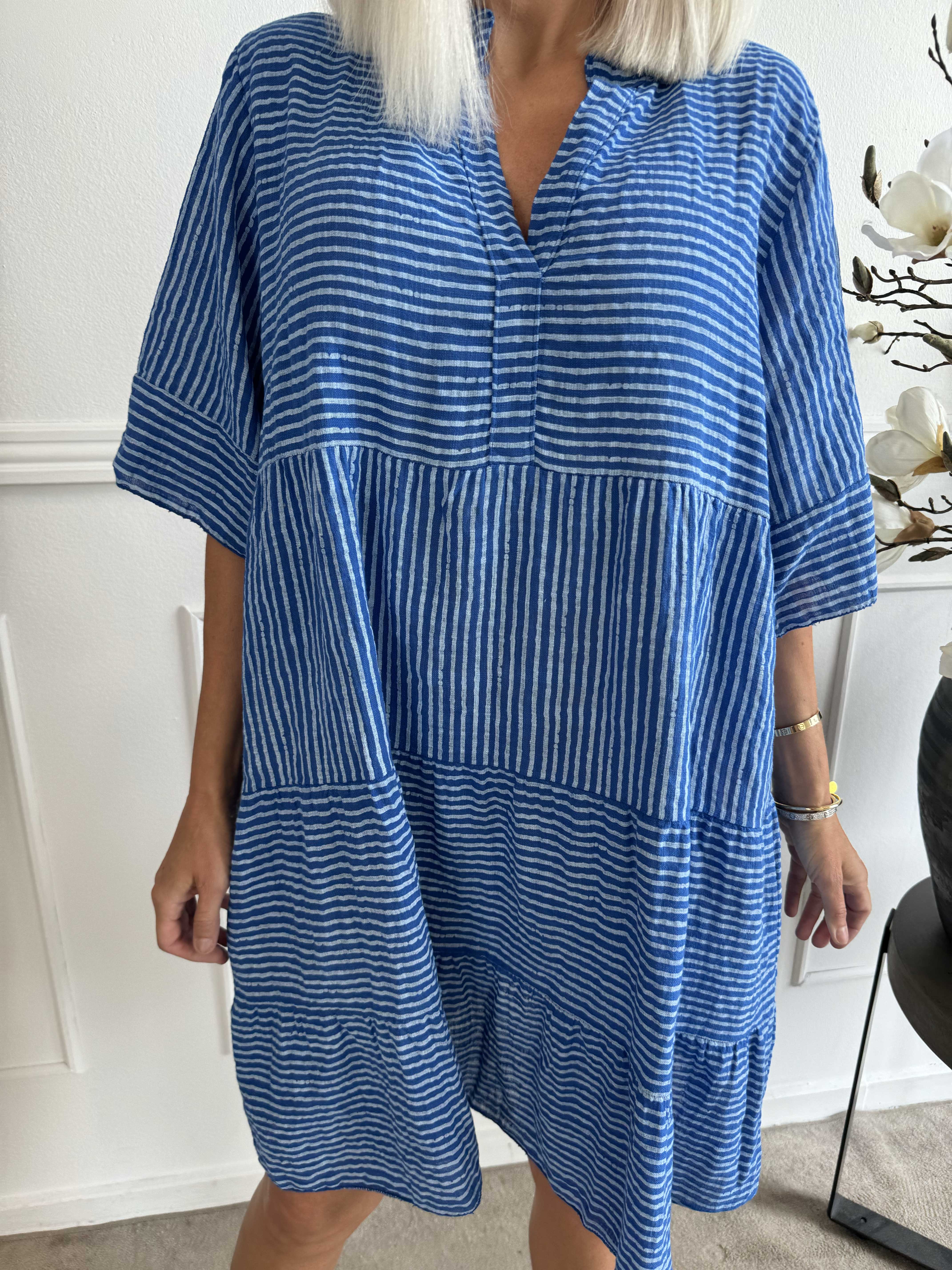 Jenni - Sød stripet bomuldskjole i hør lignende stof